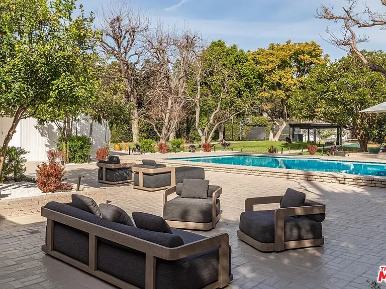 624 N Beverly Dr — Photo 37