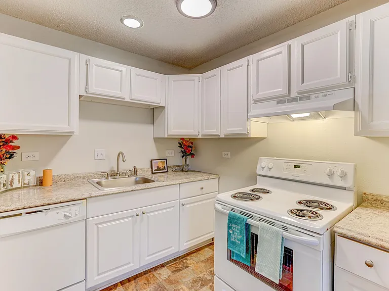 Monaco Parkway Apartments — Photo 9