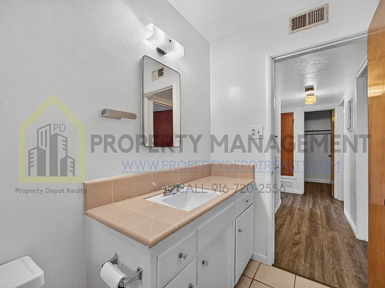 4411 Del Rio Rd #4 — Photo 13