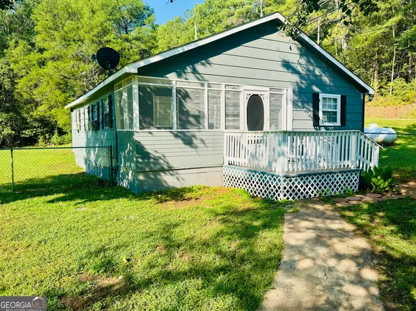 482 E Pine Lake Dr, West Point, GA 31833