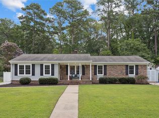 8 Hansom Dr, Poquoson, VA 23662