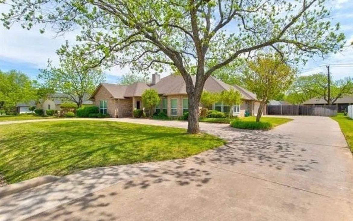 4 bed, 2.5 bath, 2211 sqft, $4,500 — Photo 2