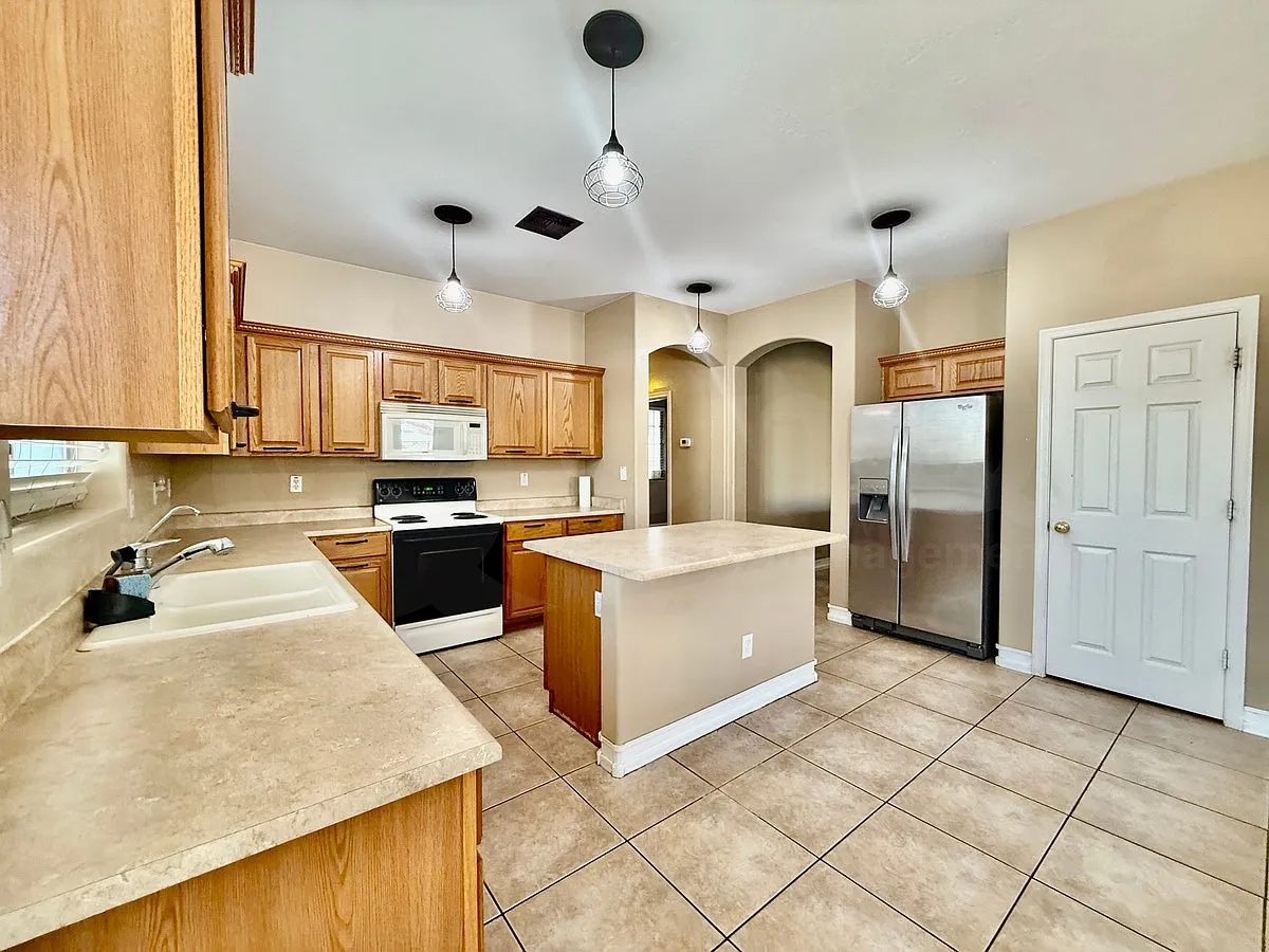 4 bed, 2.0 bath, 2155 sqft, $2,600 — Photo 3