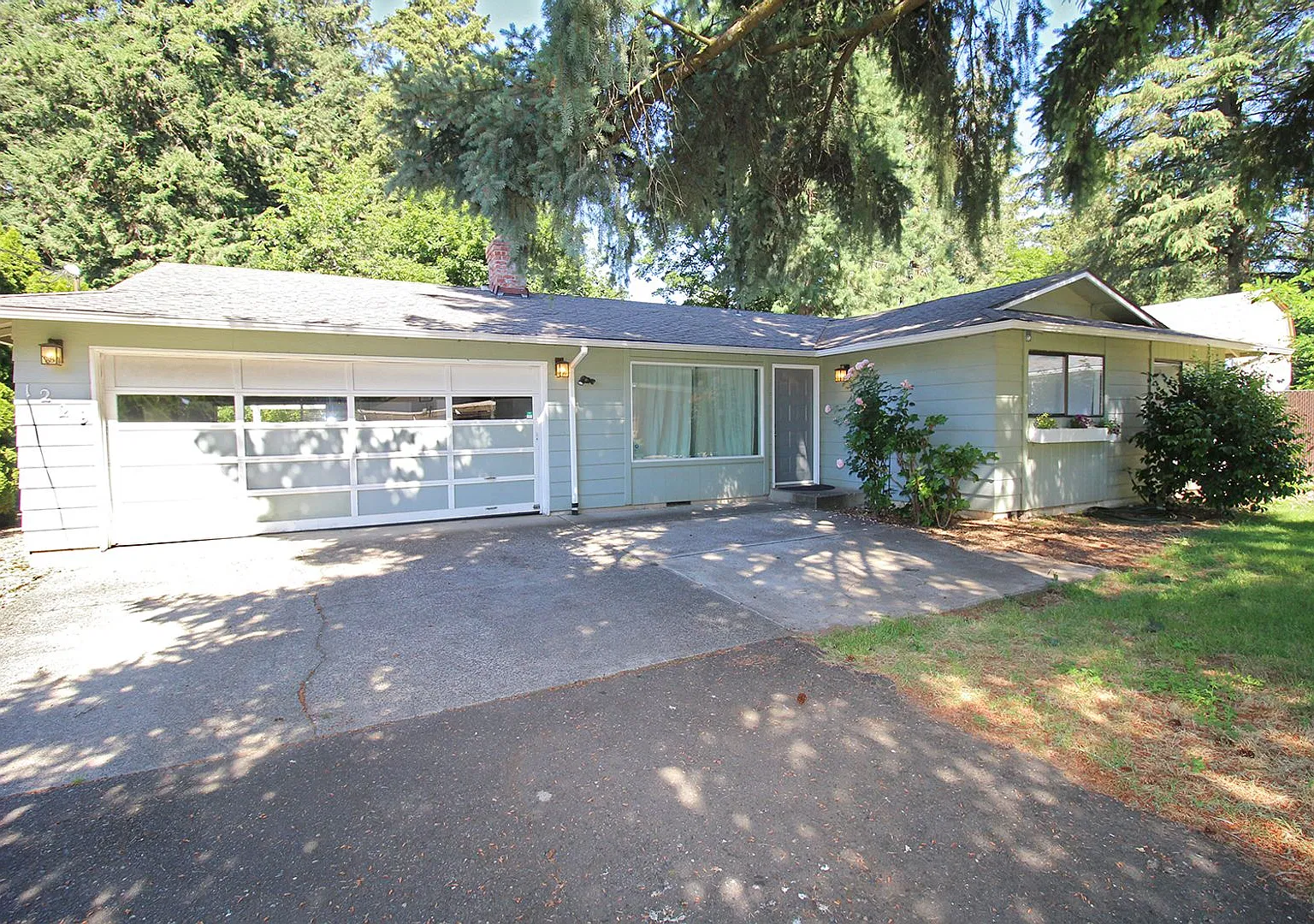 Beautiful 3 Bedroom Ranch Home Set on Huge Lot Backing to Park SE Portland — Photo 3