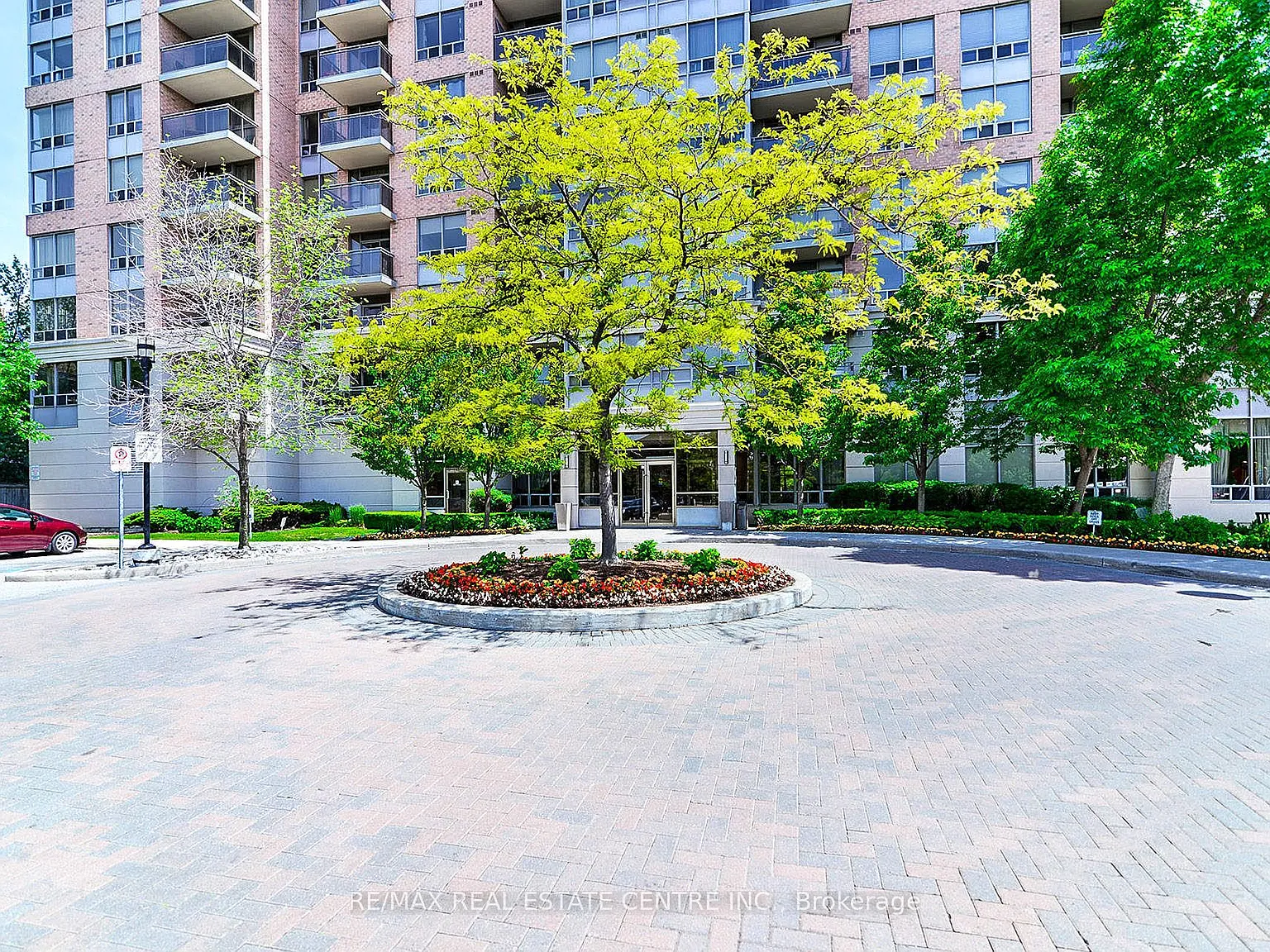 55 Strathaven Dr — Photo 2