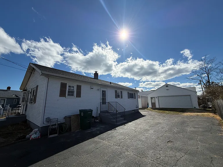 35 Early Ave — Photo 1