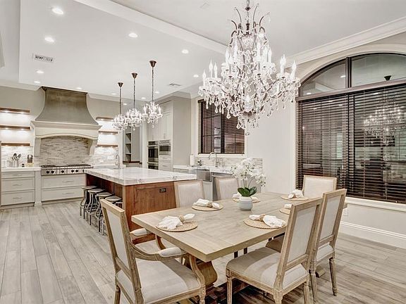 4th image of 2425 Delmar Place