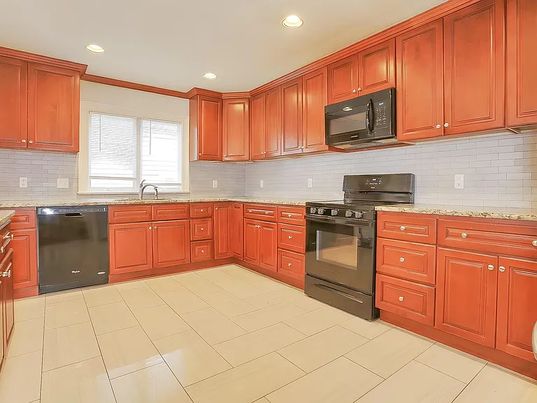 20 Franklin Ave — Photo 1