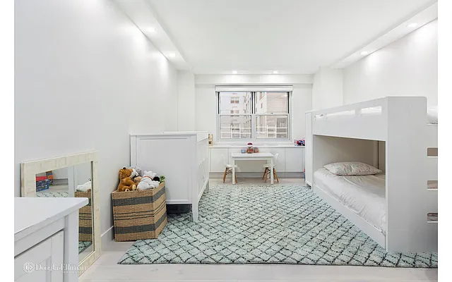 Sold by Douglas Elliman | media 21