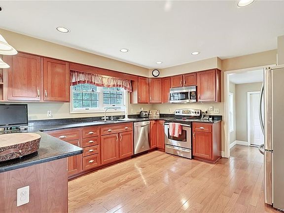 3rd image of 69 Somerset Dr