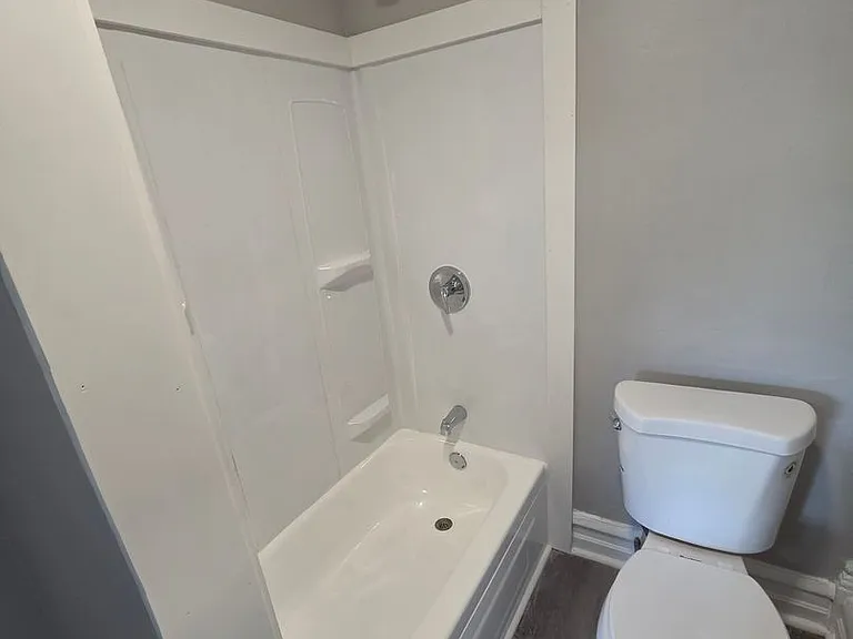 926-928 W Walnut St — Photo 5