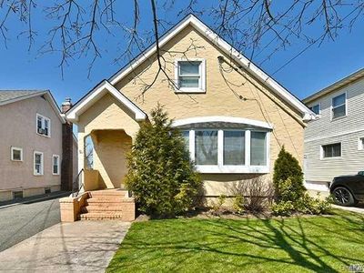 1000 Russell Street, Franklin Square, NY, 11010