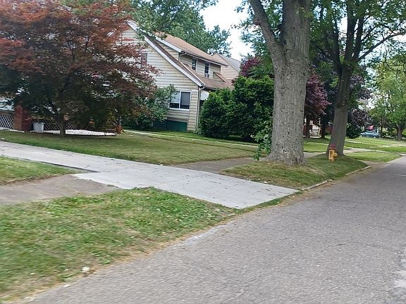 3rd image of 721 Woodbine Ave SE