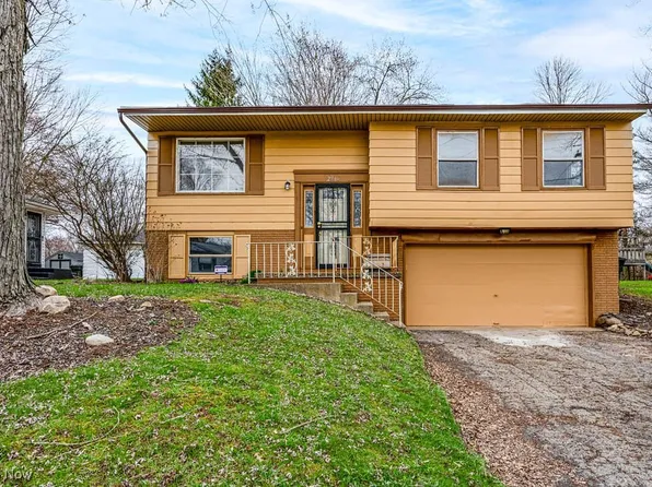 2966 Red Fox Run Dr NW, Warren, OH 44485