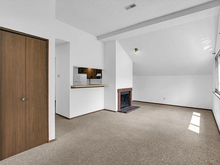 1617 Lyndhurst Dr W — Photo 2