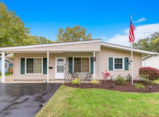 23 S Sycamore Ln, North Aurora, IL 60542