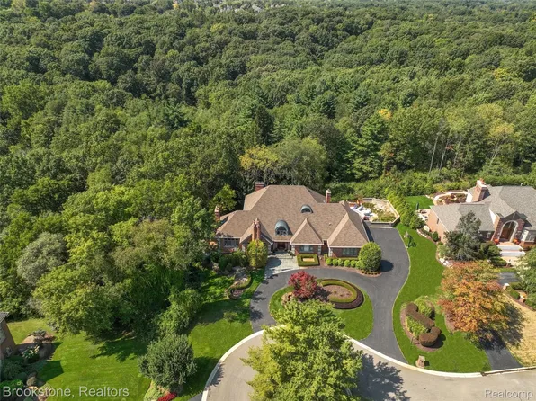 1494 Highpoint Dr, Rochester, MI 48306