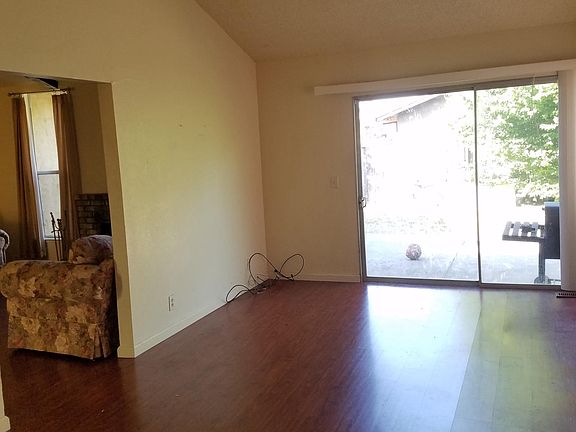 Spacious High Ceiling Family Room 