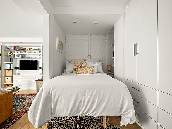 5th image of 225 E 74th St APT 1G