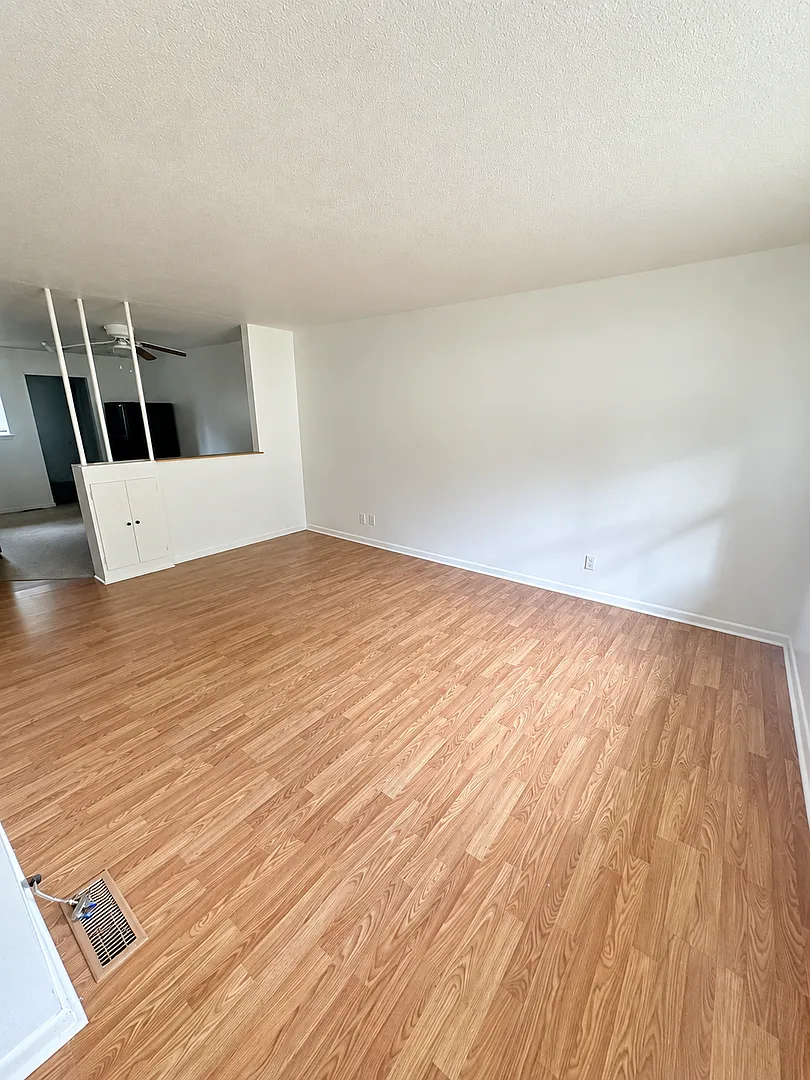 2 Bedroom 1 Bathroom off Bonny Oaks! Housing Vouchers Accepted! — Photo 2