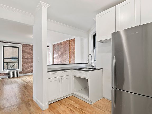 5th image of 266 Elizabeth St APT 3