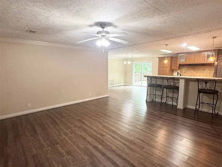 1002 Mills Ave — Photo 6