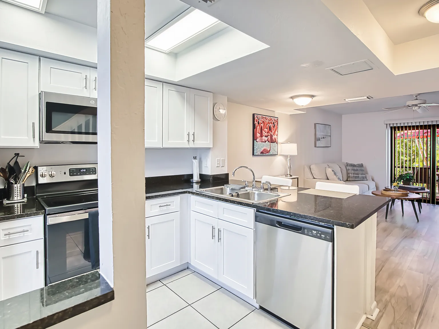 Kitchen w/Stainless steel appliances
Foyer & Granite counters, Tray ceiling, New cabinets