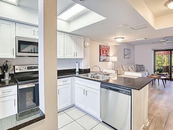 Kitchen w/Stainless steel appliances
Foyer & Granite counters, Tray ceiling, New cabinets