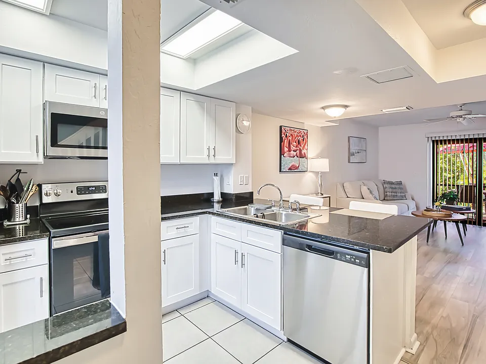 Kitchen w/Stainless steel appliances
Foyer & Granite counters, Tray ceiling, New cabinets