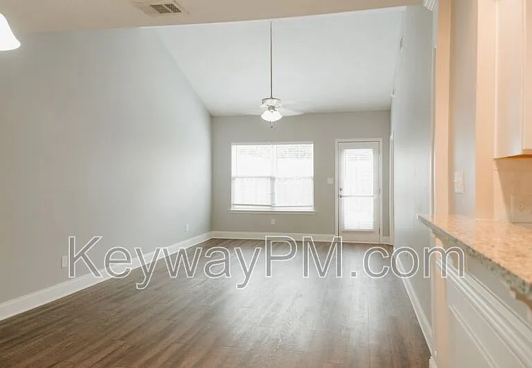 1011 Coveside Trl — Photo 3