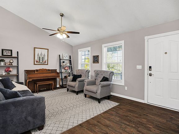 2nd image of 406 Meadow Ln