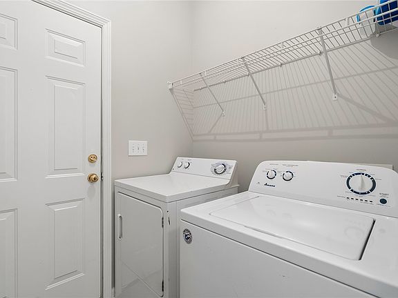 5th image of 102 Pine Ct