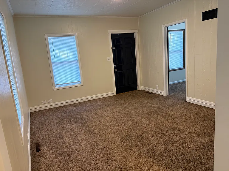 737 Hancock Ave — Photo 2