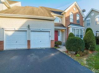 17 Pin Oak Dr, North Brunswick, NJ 08902