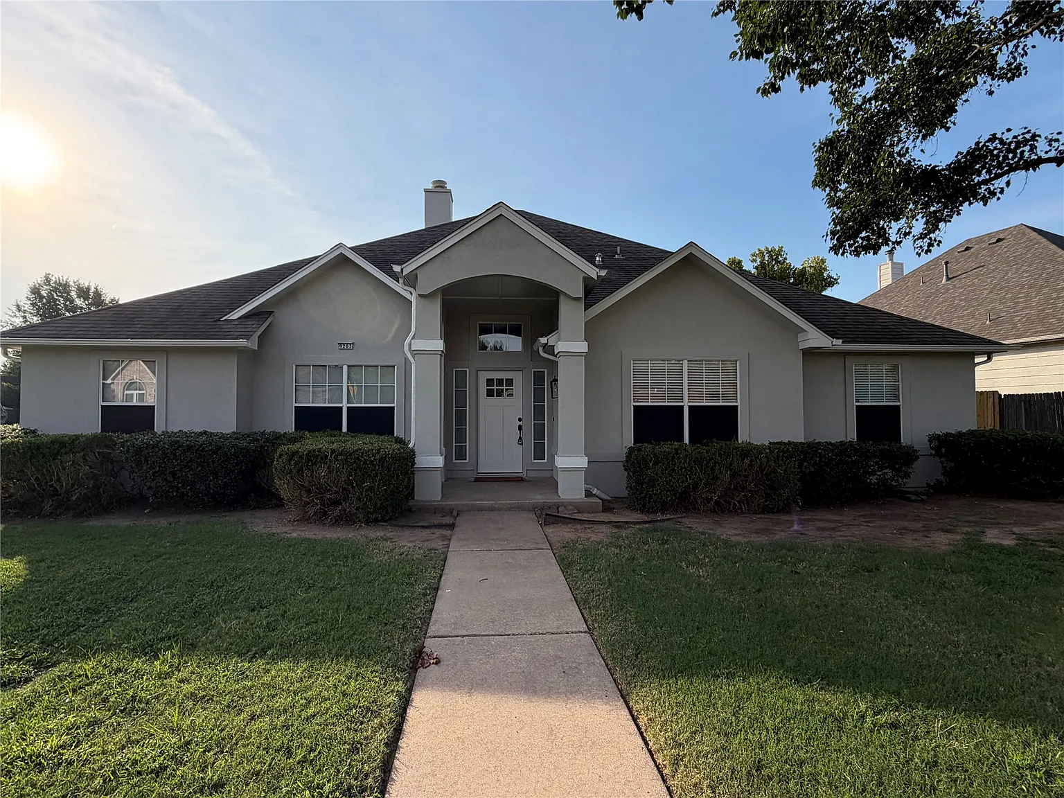 3 bed, 2.5 bath, 2346 sqft, $2,450 — Photo 2