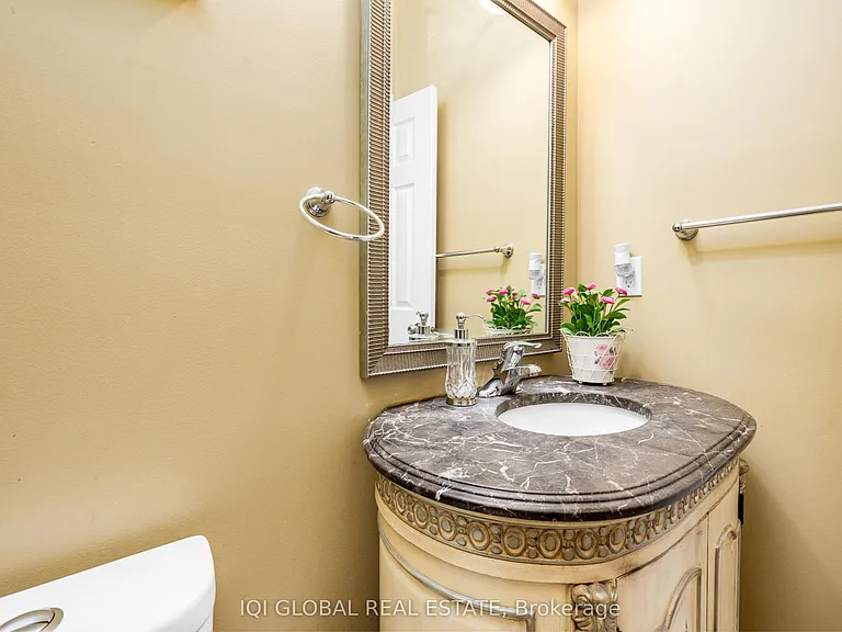 2395 Lyndhurst Dr — Photo 35