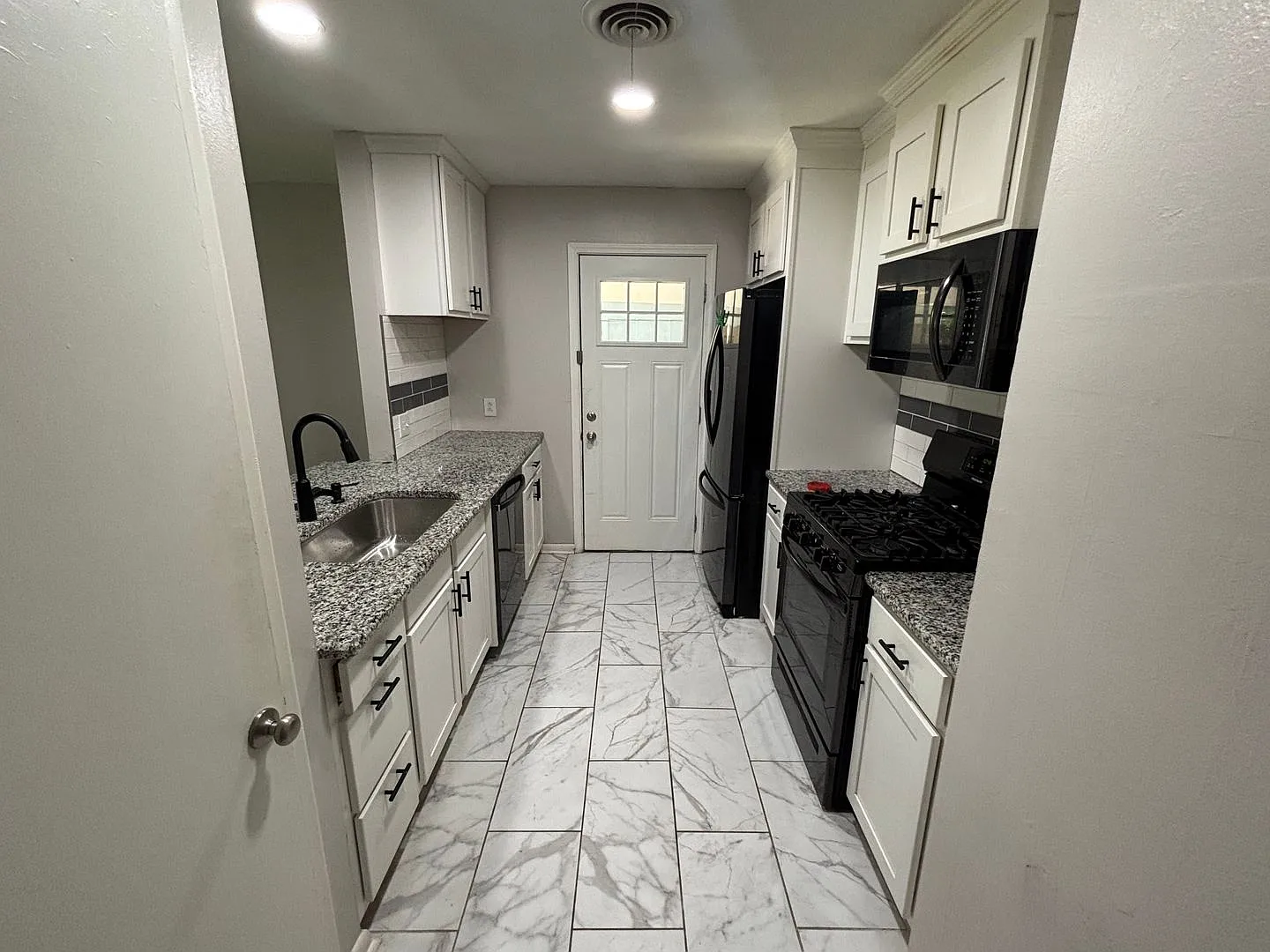 Charming 3-Bedroom Rental with Washer & Dryer Included! — Photo 3
