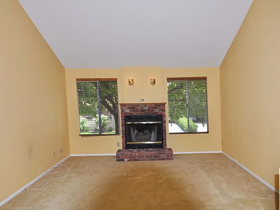 Large LivingRoom w/Fireplace