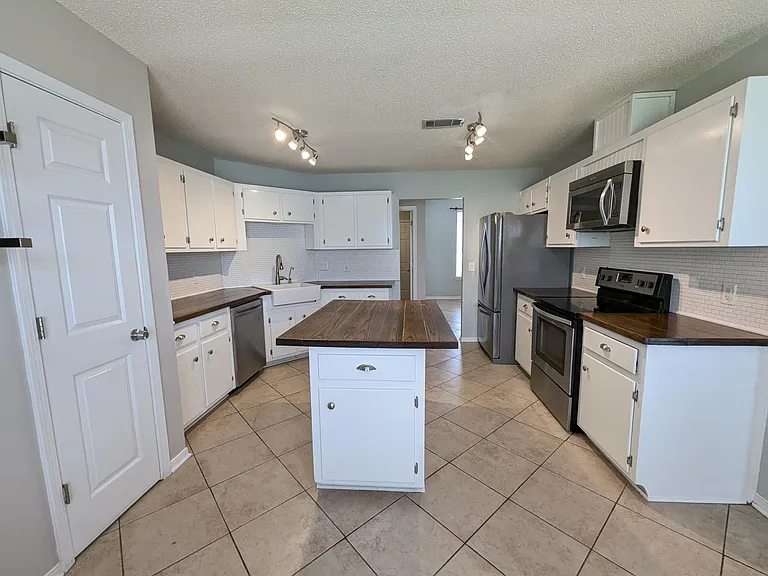 9516 Brentwood Blvd — Photo 7