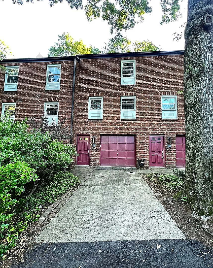 Move In Ready 2br/1.5 Ba Brick Townhome W/ Garage, Ac, Dog Park, Parking, Deck, Pets Welcome! — Photo 1