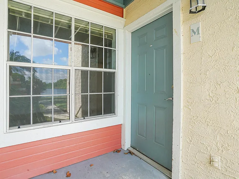 1385 Crystal Way #M — Photo 4