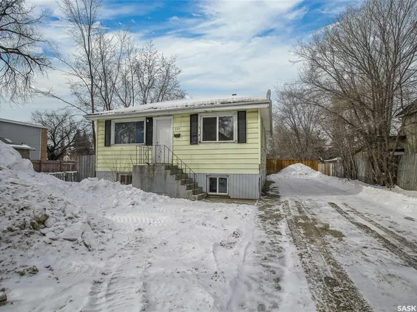 327 Q AVENUE S, Saskatoon, SK S7M 2Y2