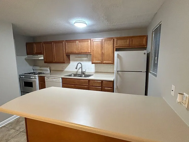 Coventry Court Townhomes — Photo 183