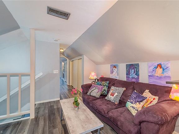 5th image of 837 Entrada Dr N