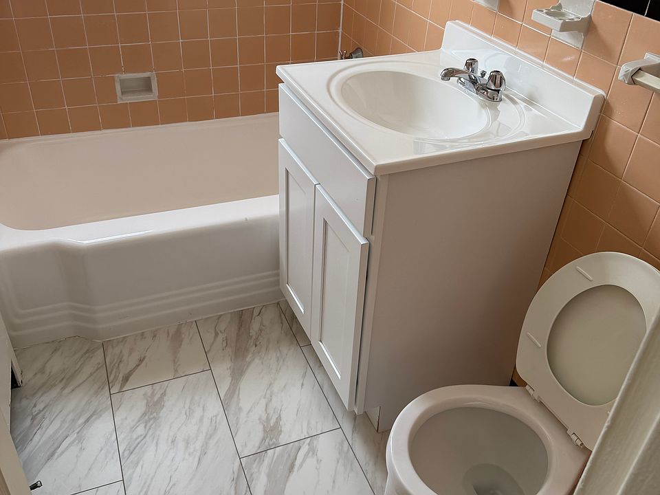 1st image of 14 Redcliffe Ave APT 1A