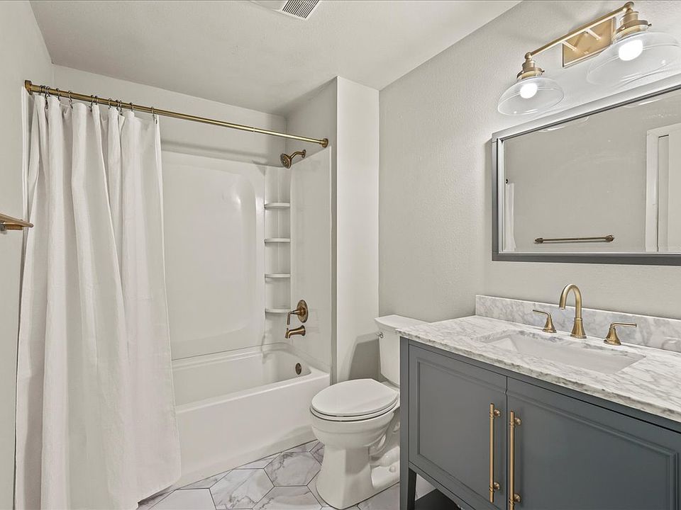 Modern Full Bathroom