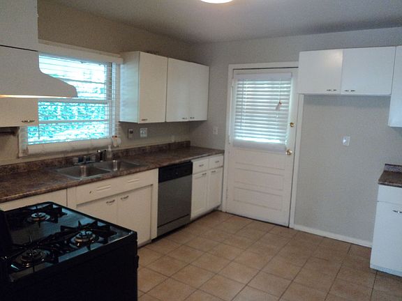 3rd image of 220 Forest Hills Dr