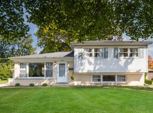 1720 W Robbie Ln, Mount Prospect, IL 60056