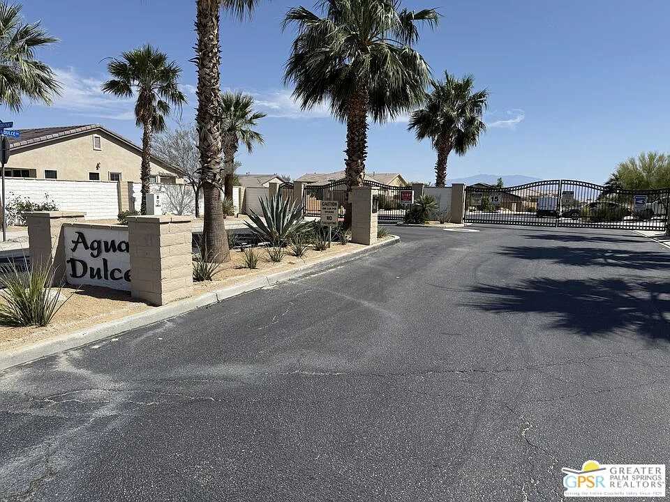 5 bed, 5.0 bath, 2067 sqft, $4,950 — Photo 2
