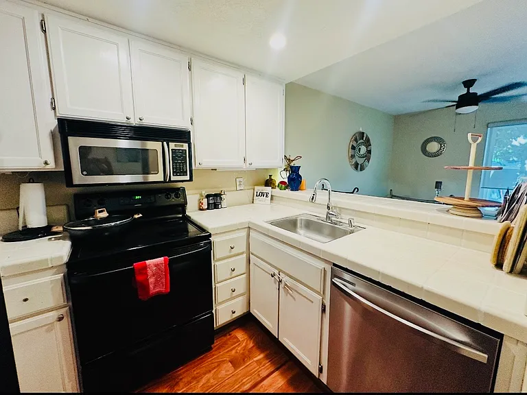 952 La Barbera Dr — Photo 3